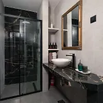 Sapphire With Free Private Parking Apartament