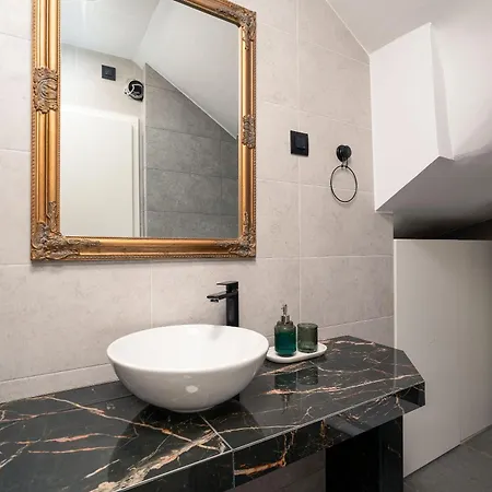 Sapphire With Free Private Parking Apartmán
